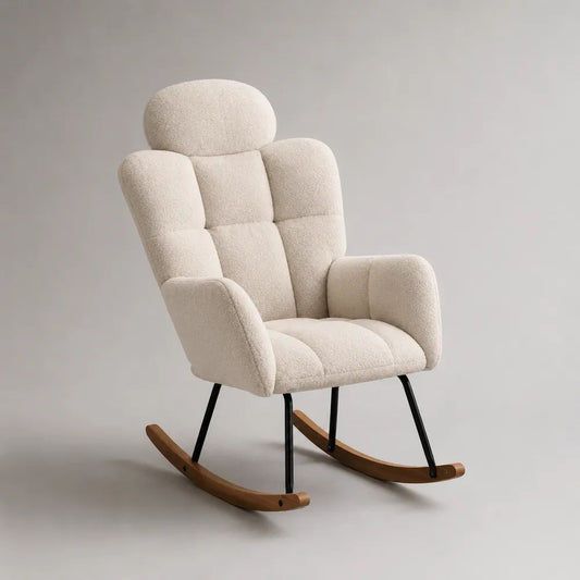 Poltrona a dondolo in bouclé bianco crema con schienale alto e slitte in legno, 72 × 92 × 105 cm
