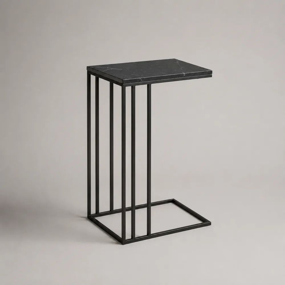 Tavolino laterale da divano a C rettangolare in acciaio e MDF effetto marmo nero, 45 x 30 x 65 cm